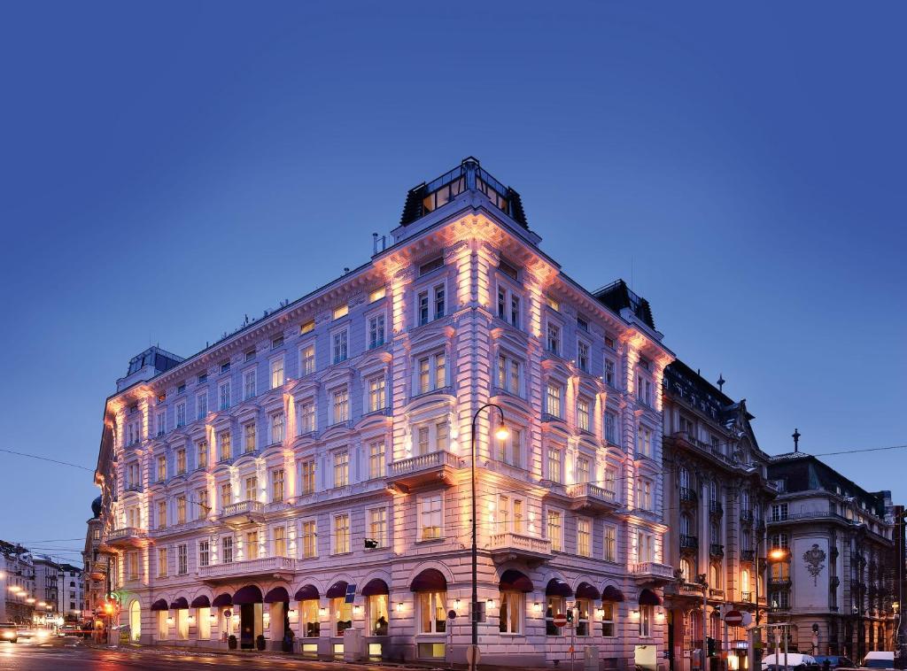 um grande edifício é iluminado à noite em Hotel Sans Souci Wien em Viena