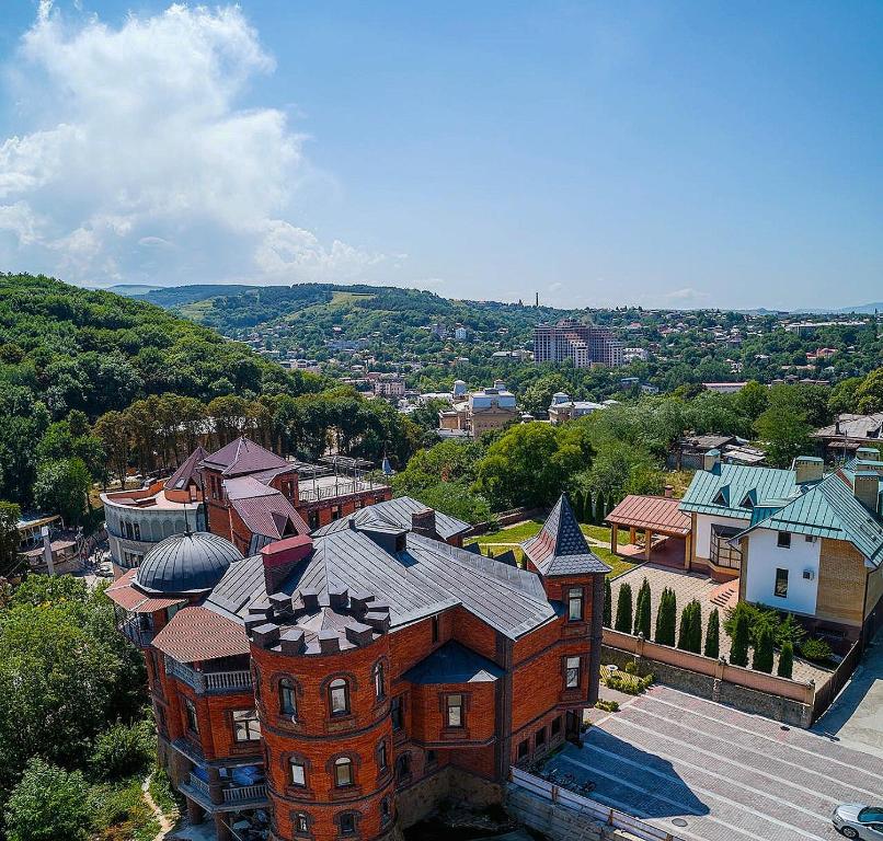 een luchtzicht op een gebouw in een stad bij Guest House Stary Zamok in Kislovodsk