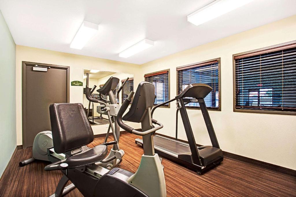 Fitness centrum a/nebo fitness zařízení v ubytování Super 8 by Wyndham Lachenaie/Terrebonne