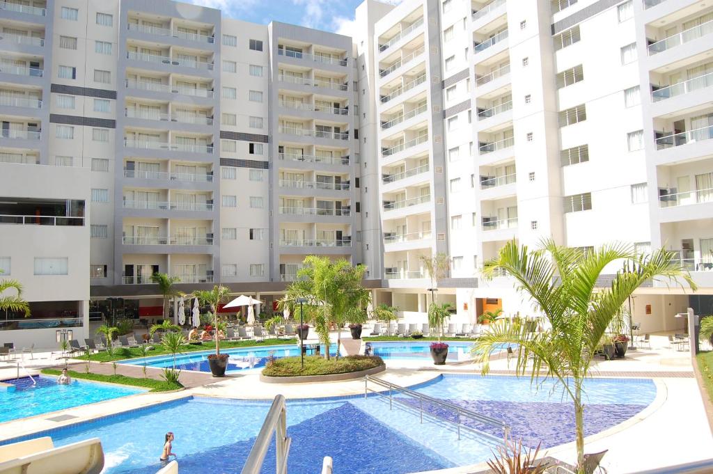 una imagen de una piscina frente a los edificios de apartamentos en Veredas do Rio Quente Flat, en Rio Quente