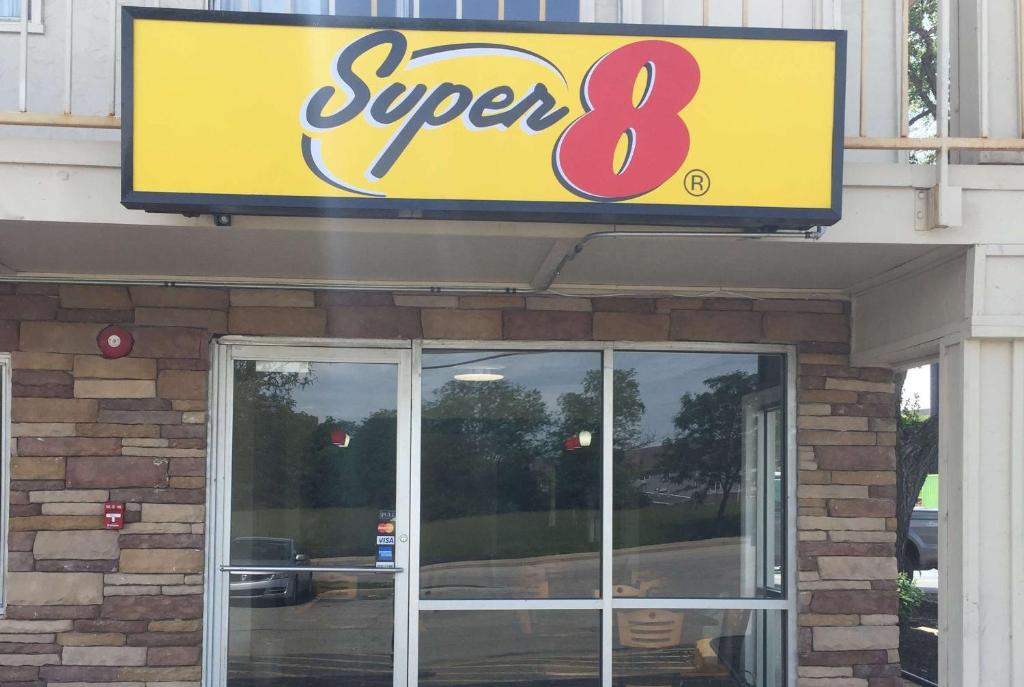 Super 8 by Wyndham Florence في فلورنس: علامة على واجهة مطعم ممتاز
