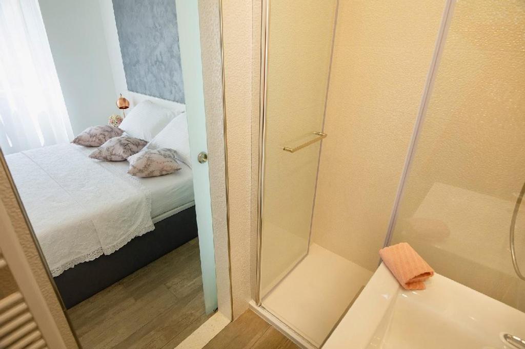 Postel nebo postele na pokoji v ubytování Rose Gold Rooms & Studio with balcony