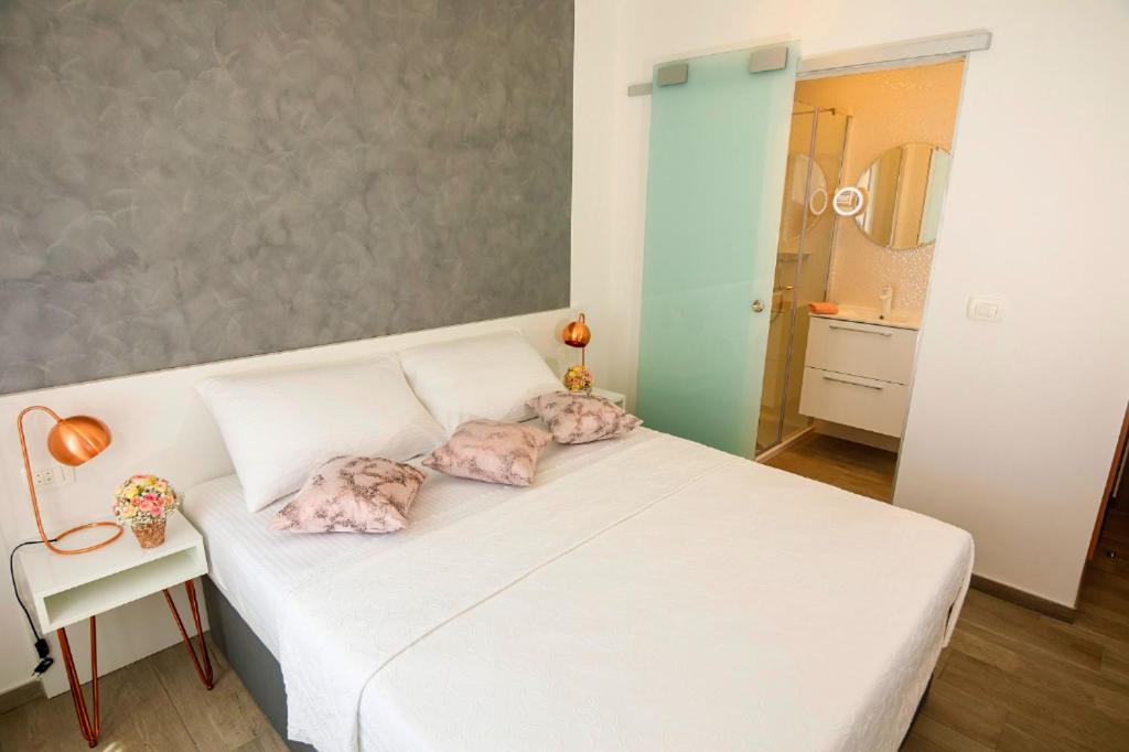 Postel nebo postele na pokoji v ubytování Rose Gold Rooms & Studio with balcony