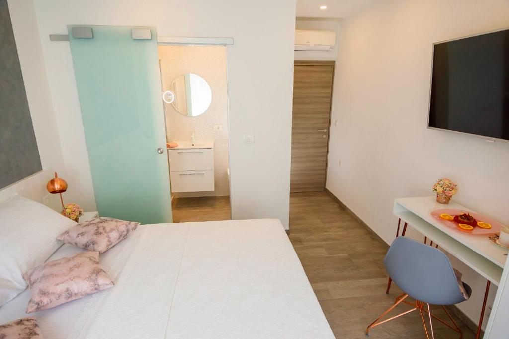 Postel nebo postele na pokoji v ubytování Rose Gold Rooms & Studio with balcony