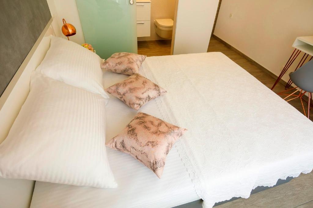 Postel nebo postele na pokoji v ubytování Rose Gold Rooms & Studio with balcony