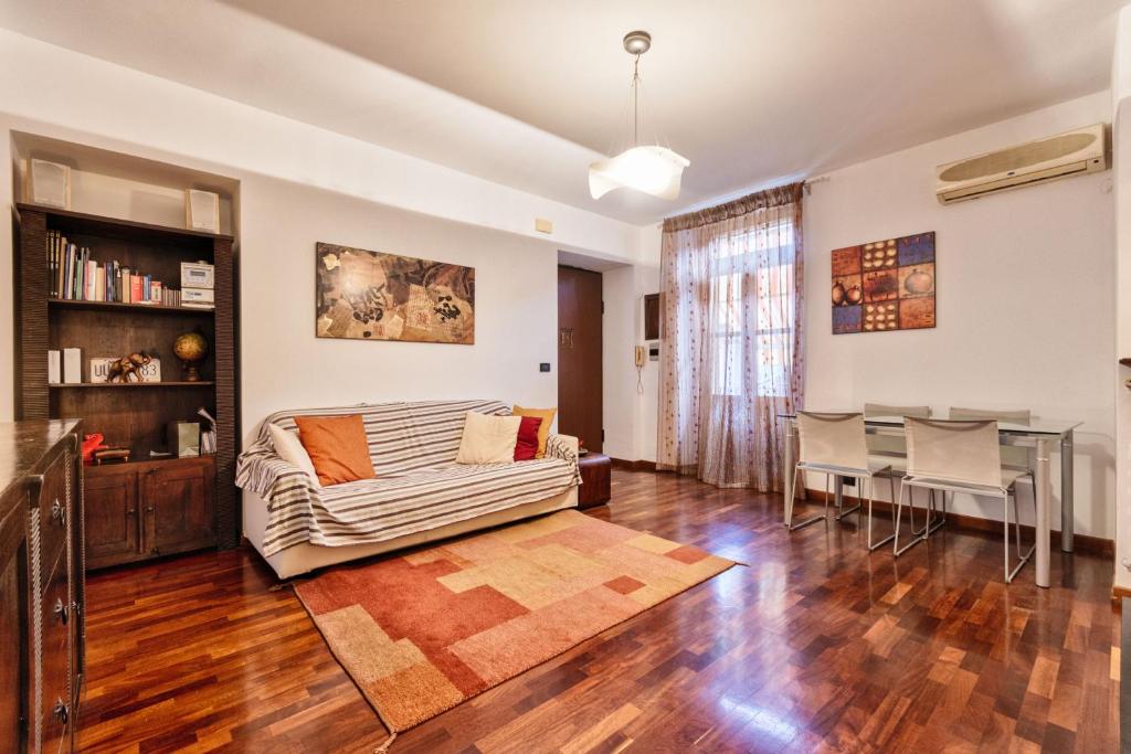 トリノにあるCrocetta&Politecnico Huge Apartmentのリビングルーム(ソファ、テーブル付)