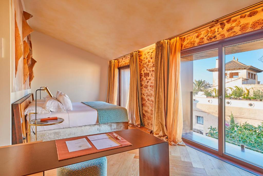 Postel nebo postele na pokoji v ubytování Sa Creu Nova Petit Palais Art & Spa