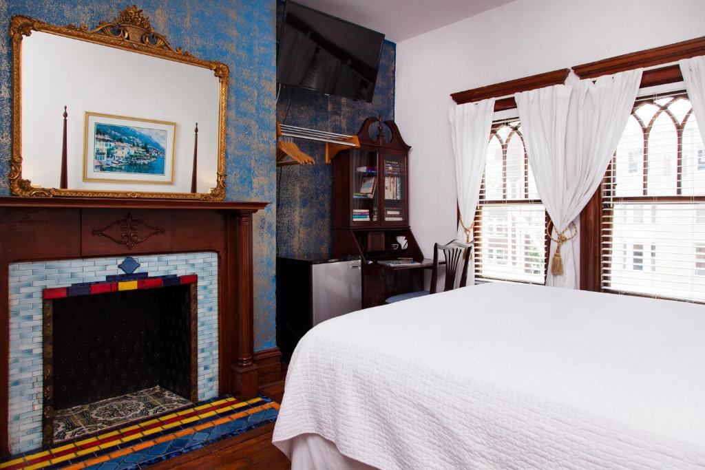 American Guest House - Queen Room 401