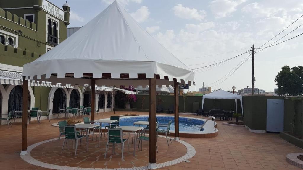 Bazén v ubytování Hotel Castellverd nebo v jeho okolí