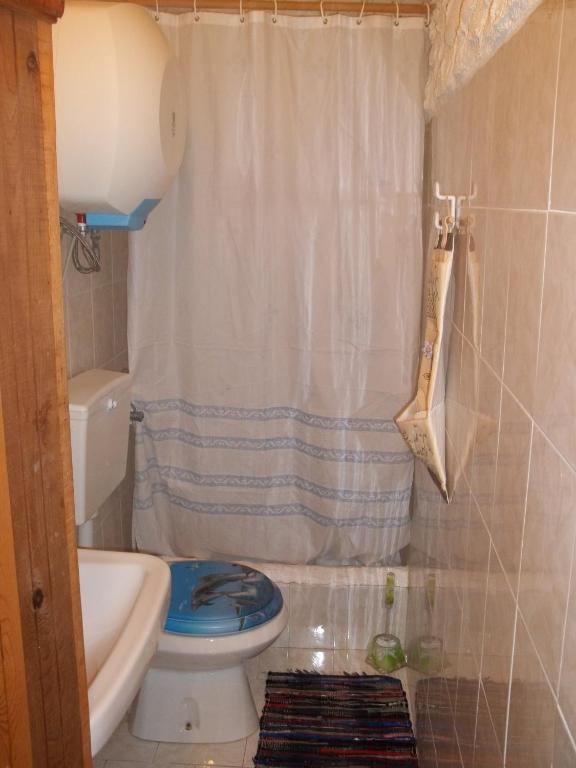 A bathroom at I Dammusi del Blu Green