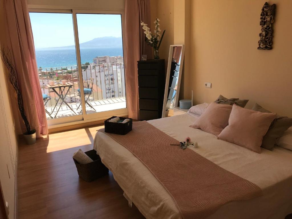 Posteľ alebo postele v izbe v ubytovaní Rooms in Seafront Villa