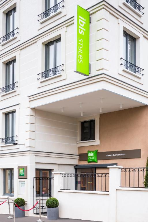 un rendu de la façade de l'hôtel dans l'établissement ibis Styles Clamart Gare Grand Paris, à Clamart