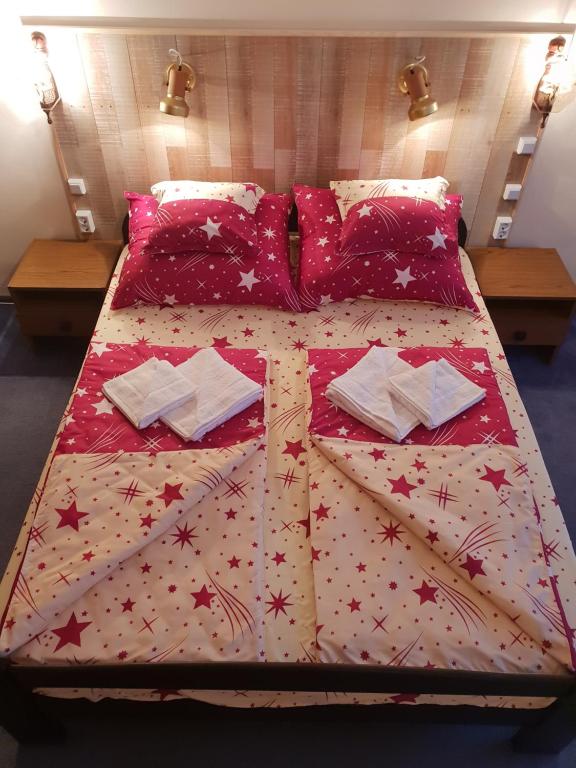 Posteľ alebo postele v izbe v ubytovaní Thomas Apartman Eger
