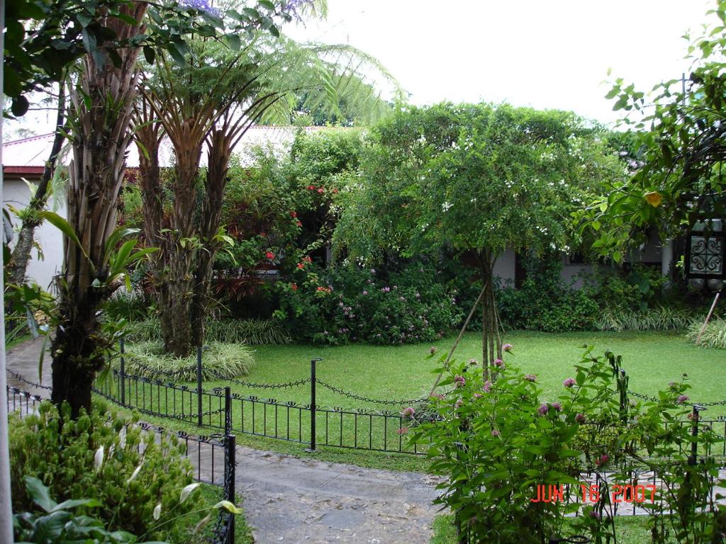 una valla negra en un patio con jardín en Hotel Casa Duranta, en Cobán