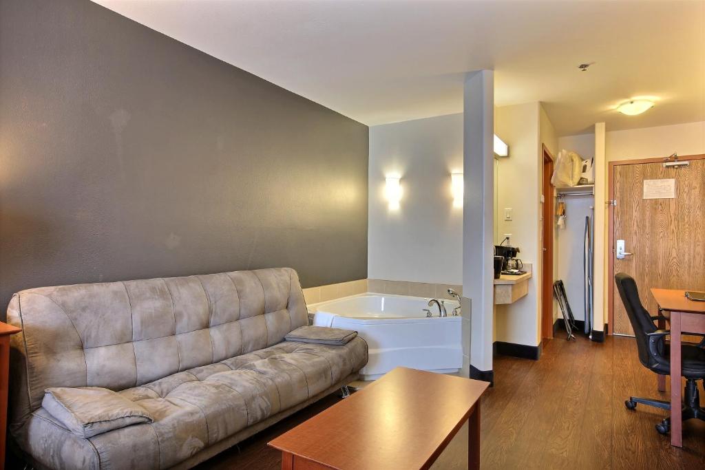 Posezení v ubytování Super 8 by Wyndham Trois-Rivieres