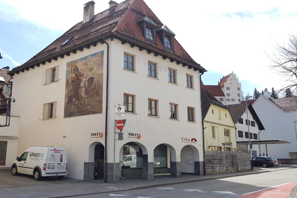 フュッセンにあるCity Ferienwohnung Füssen 2の大絵画の横の建物