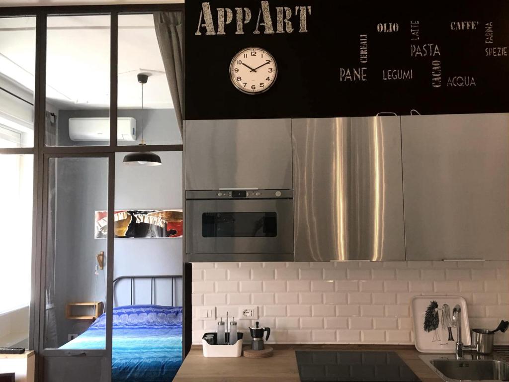 eine Küche mit einer Uhr an der Wand in der Unterkunft Appart in Rom