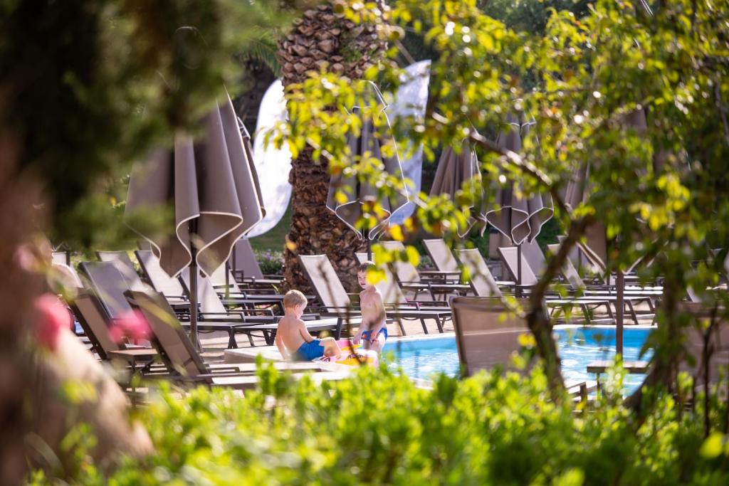 Bazén v ubytování Poseidon Hotel Sea Resort nebo v jeho okolí
