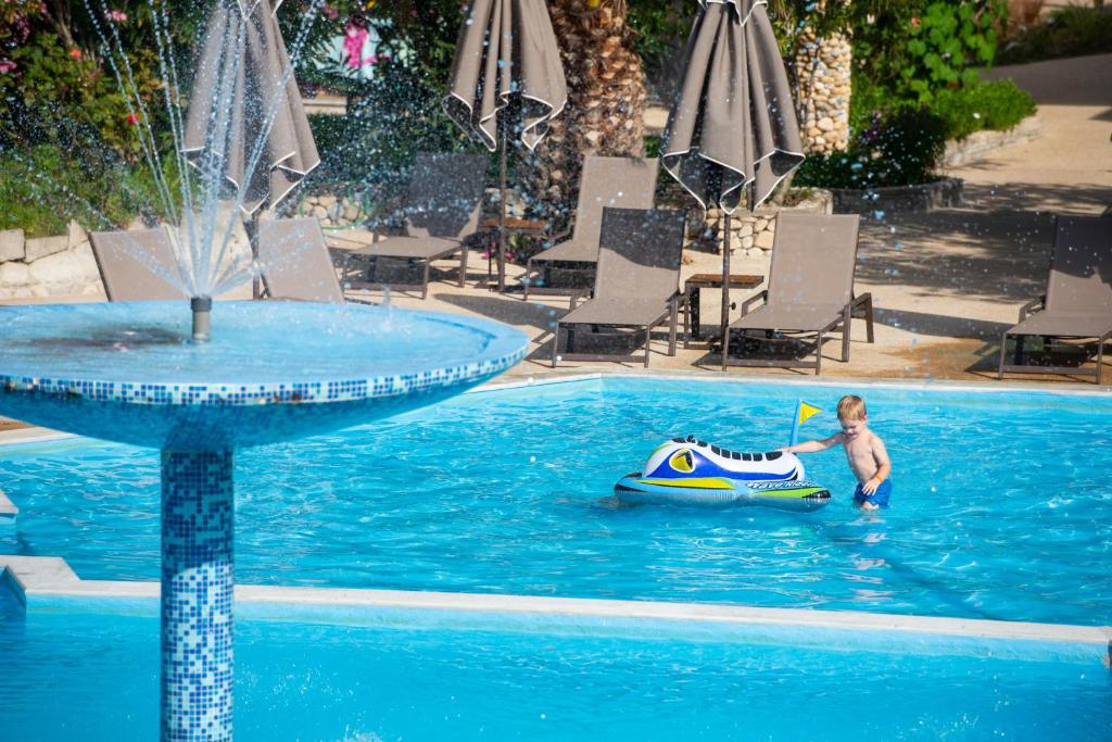 Bazén v ubytování Poseidon Hotel Sea Resort nebo v jeho okolí