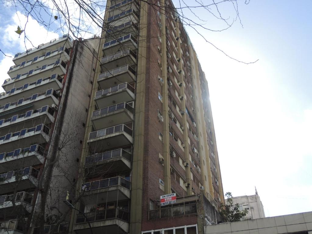 um edifício de apartamentos no meio de uma cidade em Recoleta Mediterráneo em Buenos Aires