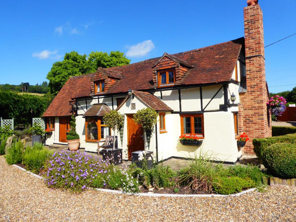 ein Haus mit Garten davor in der Unterkunft Handywater Cottages in Henley on Thames