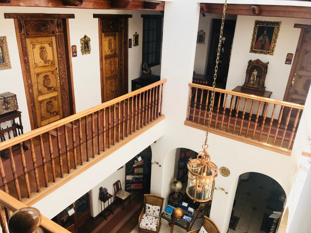 einen Blick über ein Wohnzimmer mit Treppen in der Unterkunft Hotel El Relicario Del Carmen in Quito