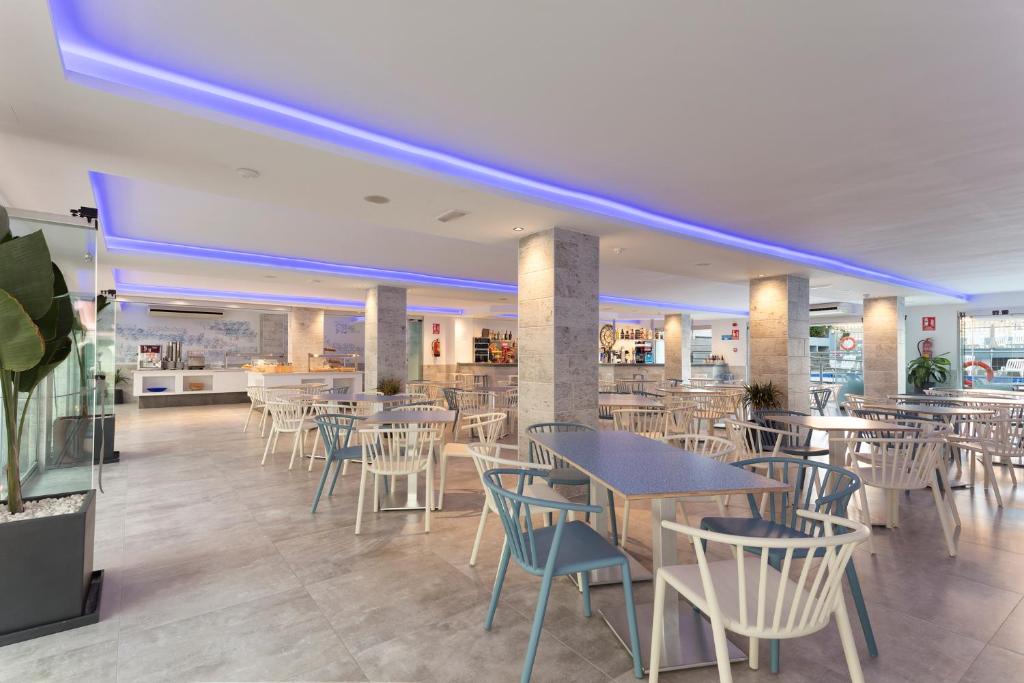 A restaurant or other place to eat at Hotel Brisa Ibiza - Adults only