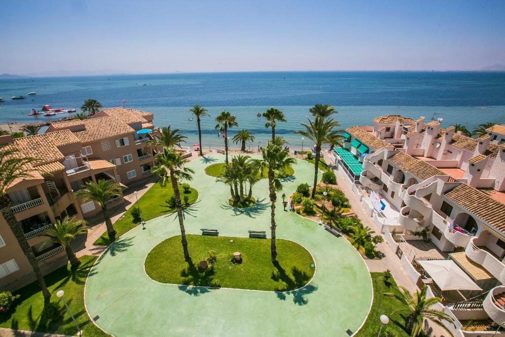 uma vista aérea de um resort com piscina e oceano em Las Gondolas Seaview em La Manga del Mar Menor