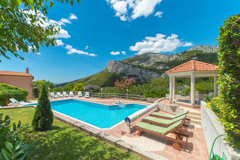 Bazén v ubytovaní Villa Klara with 72 sqm pool and view on Split and islands alebo v jeho blízkosti