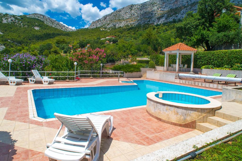 Bazén v ubytovaní Villa Klara with 72 sqm pool and view on Split and islands alebo v jeho blízkosti