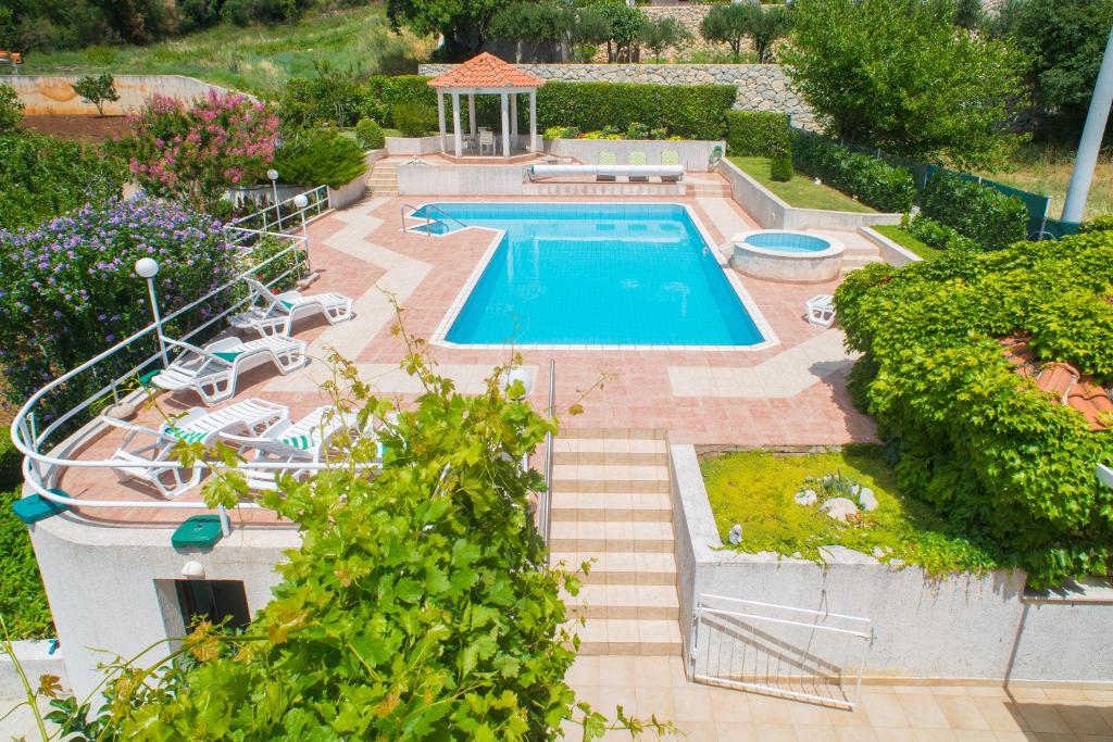 Bazén v ubytovaní Villa Klara with 72 sqm pool and view on Split and islands alebo v jeho blízkosti