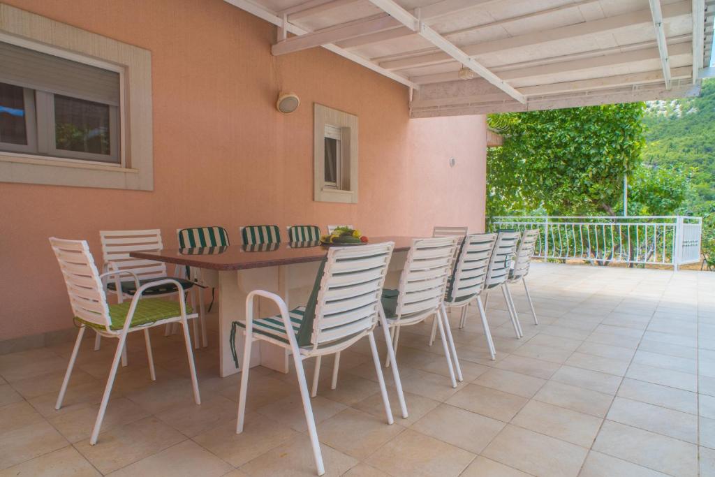 Balkón alebo terasa v ubytovaní Villa Klara with 72 sqm pool and view on Split and islands