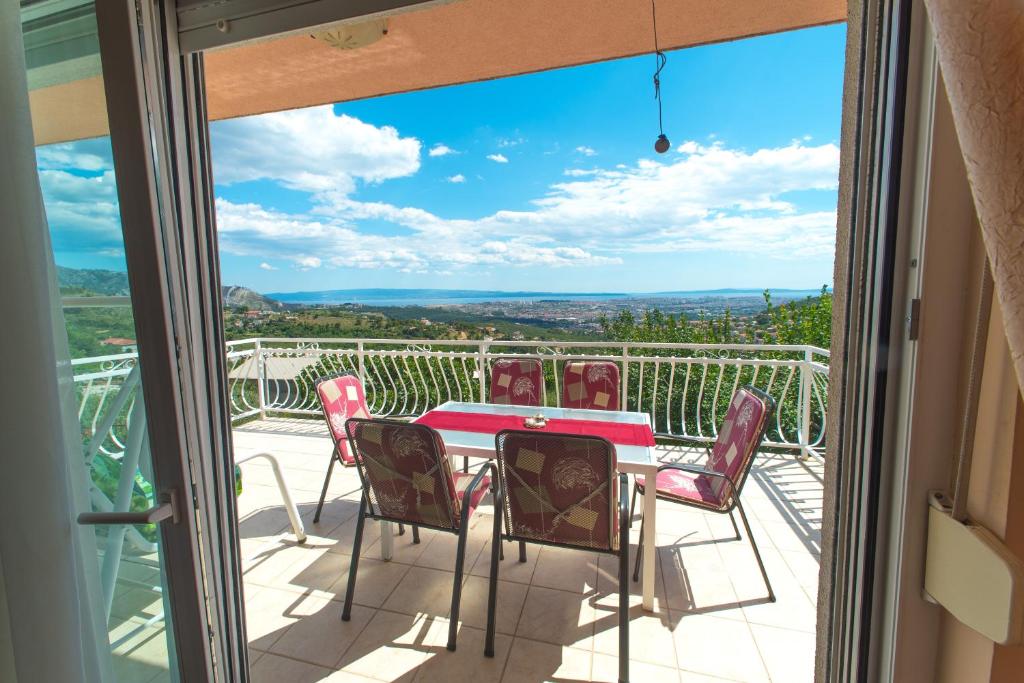 Balkón alebo terasa v ubytovaní Villa Klara with 72 sqm pool and view on Split and islands