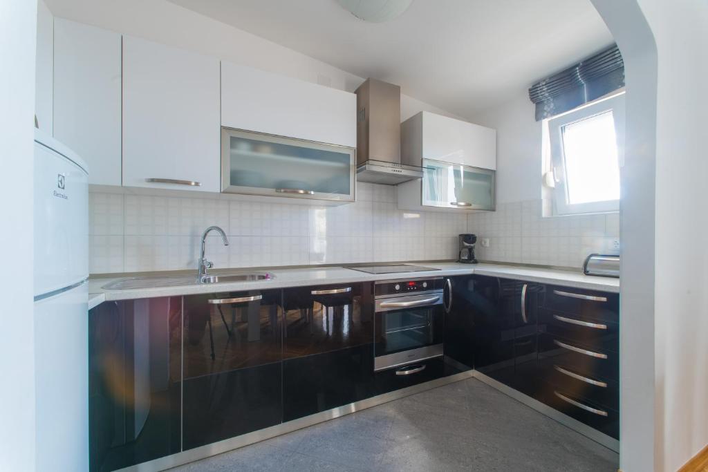 Kuchyňa alebo kuchynka v ubytovaní Villa Klara with 72 sqm pool and view on Split and islands