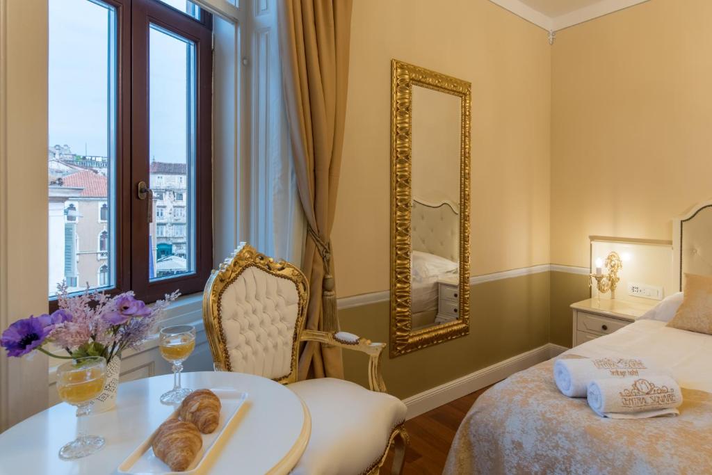Postel nebo postele na pokoji v ubytování Central Square Heritage Hotel