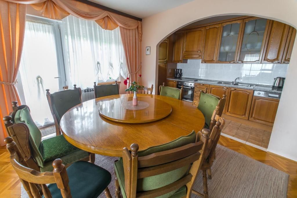 Kuchyňa alebo kuchynka v ubytovaní Villa Klara with 72 sqm pool and view on Split and islands