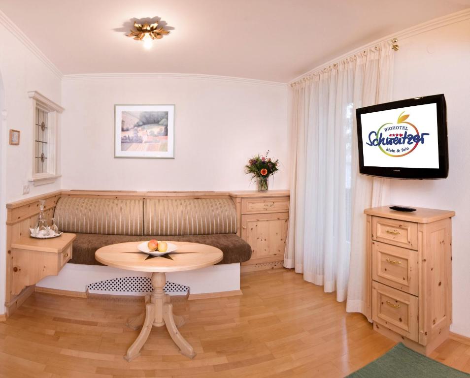 TV a/nebo společenská místnost v ubytování Biohotel Schweitzer