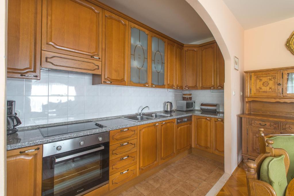 Kuchyňa alebo kuchynka v ubytovaní Villa Klara with 72 sqm pool and view on Split and islands