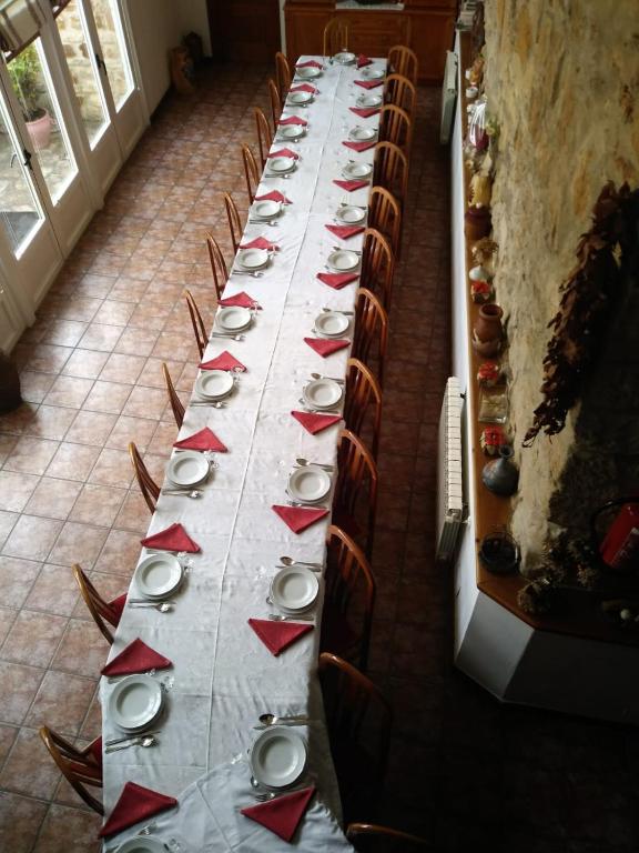 Un restaurante o sitio para comer en Peñasalve