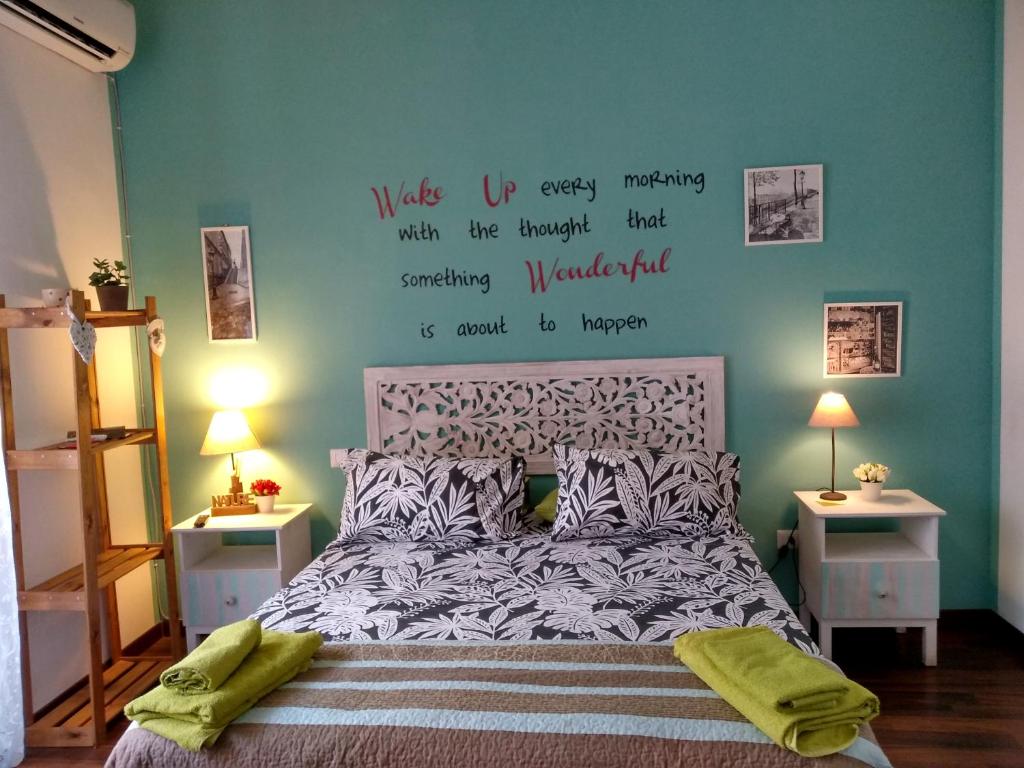 una camera con un letto con un citofono sul muro di Spaccanapoli Bros. B&B a Napoli