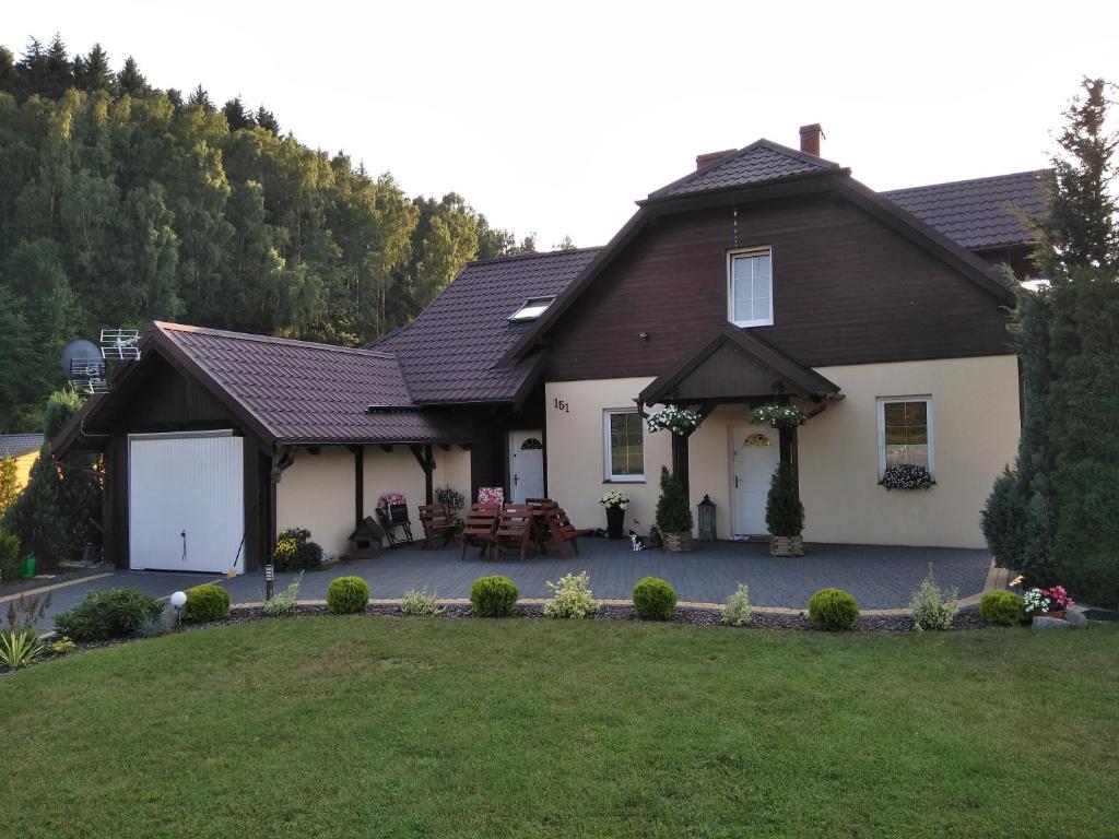 dom z dachem i dziedzińcem w obiekcie Apartament w Krzesznej w mieście Krzeszna