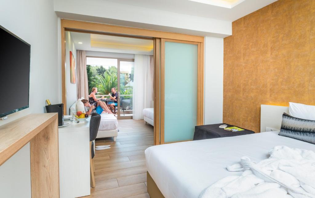 Postel nebo postele na pokoji v ubytování Poseidon Hotel Sea Resort