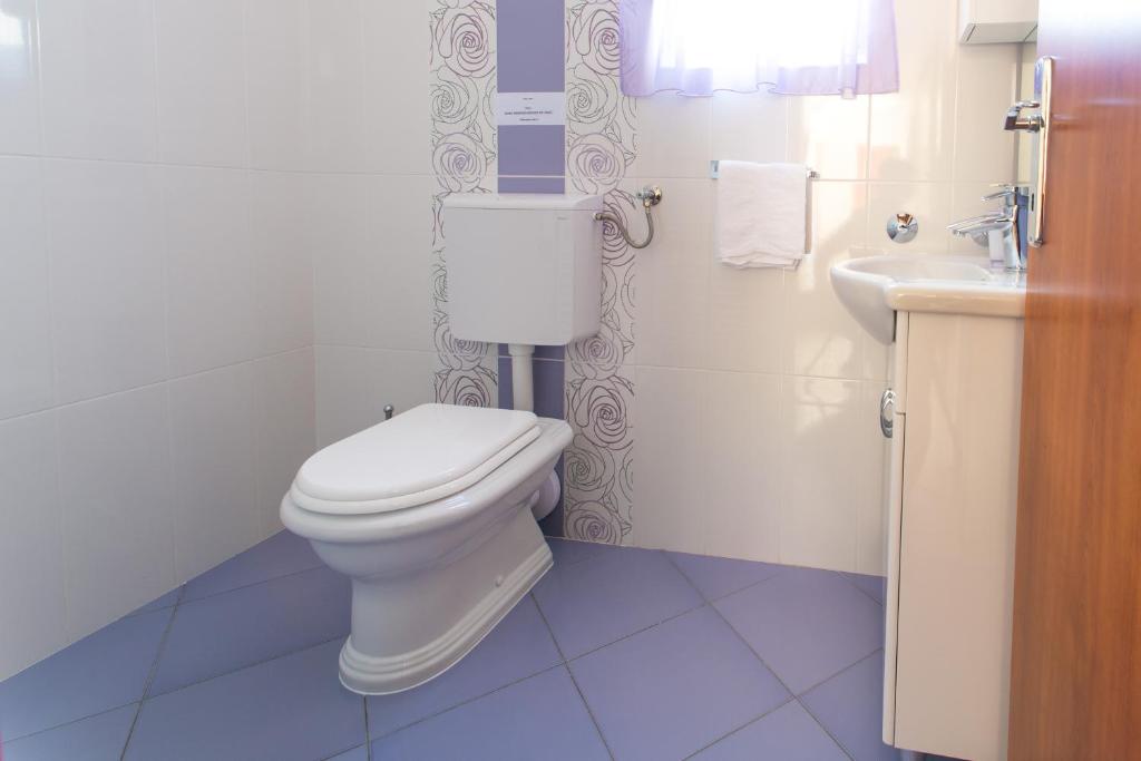 Kúpeľňa v ubytovaní Villa Klara with 72 sqm pool and view on Split and islands