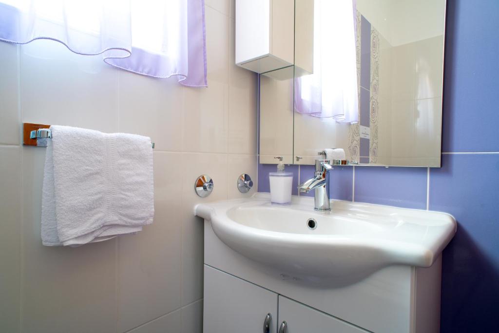 Kúpeľňa v ubytovaní Villa Klara with 72 sqm pool and view on Split and islands