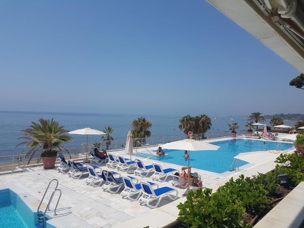 Bazén v ubytovaní Marina Mariola by Coral Beach alebo v jeho blízkosti