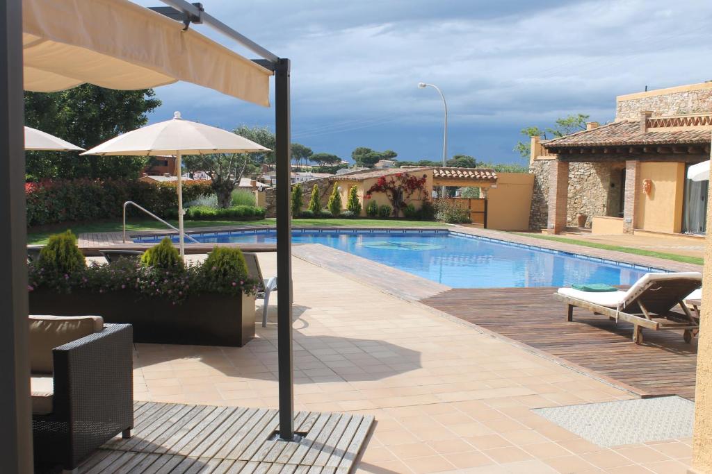 Bazén v ubytovaní Hostalet de Begur - Adults Only alebo v jeho blízkosti