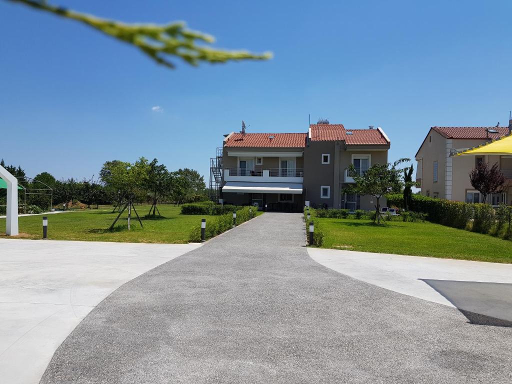 une allée menant à une grande maison dans l'établissement Villas Mamas Beach, à Ágios Mámas