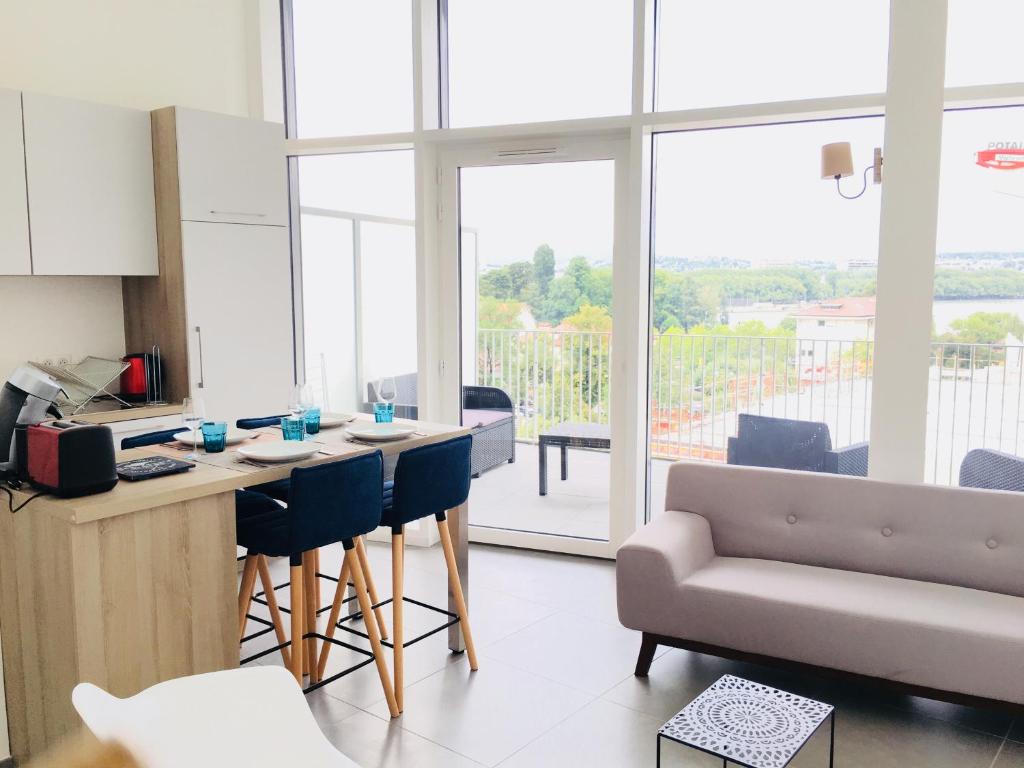 安锡The Boat的配有桌椅的厨房和客厅