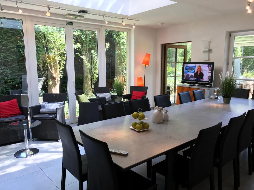 a dining room with a table and chairs at Holiday Home New Largo in Nieuwpoort