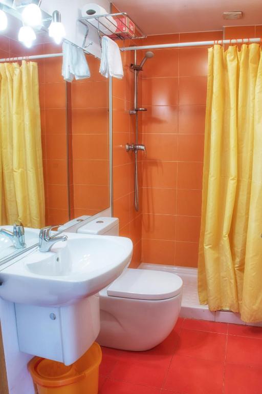 Koupelna v ubytování Apartamentos Bahía de Boó